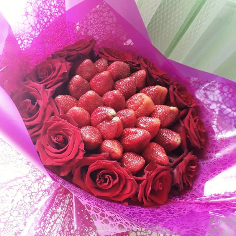 Заказать букет из Клубники с розами с доставкой по Екатеринбургу на https://www.ekbbuket.ru/