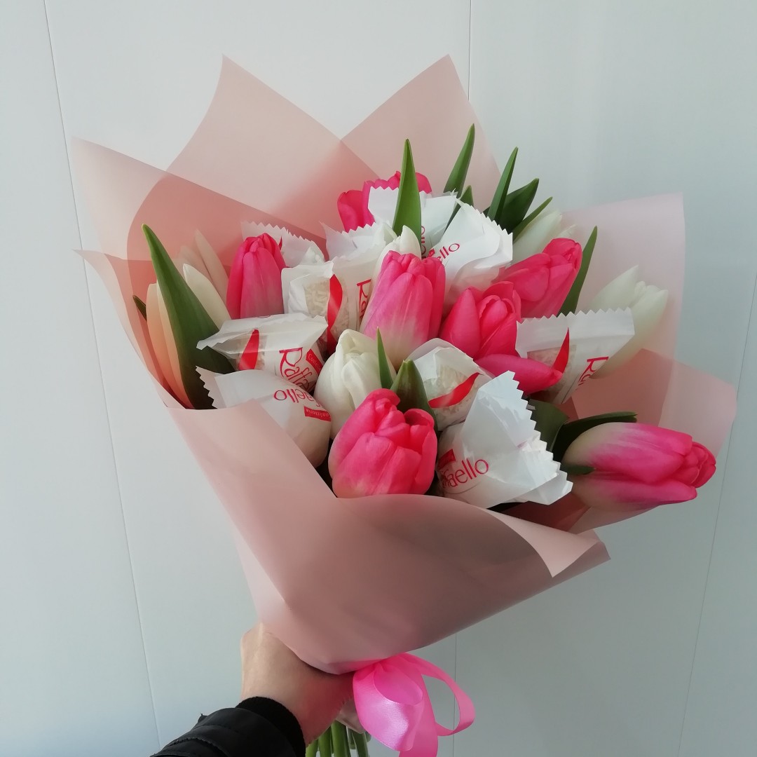 Букет тюльпаны с конфетками купить с доставкой по Екатеринбургу - https://www.ekbbuket.ru/