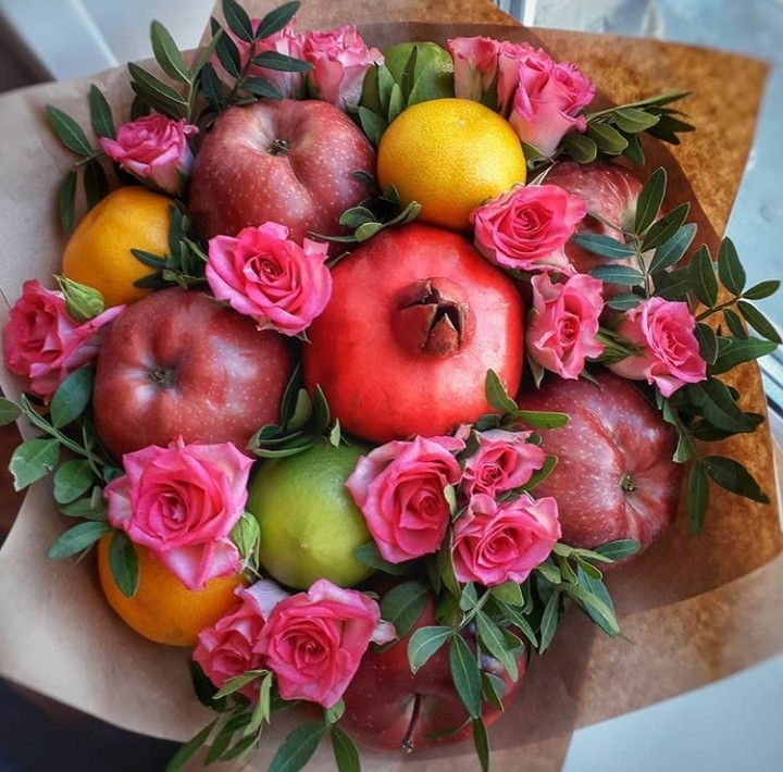 Фруктовый букет из гранат яблок и роз заказать недорого с доставкой в Екатеринбурге - https://www.ekbbuket.ru/