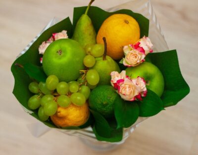 Фруктовый букет с цветами, недорогой букет, Букет с яблоками и розами,заказать фруктовый букет в Екатеринбурге, с доставкой